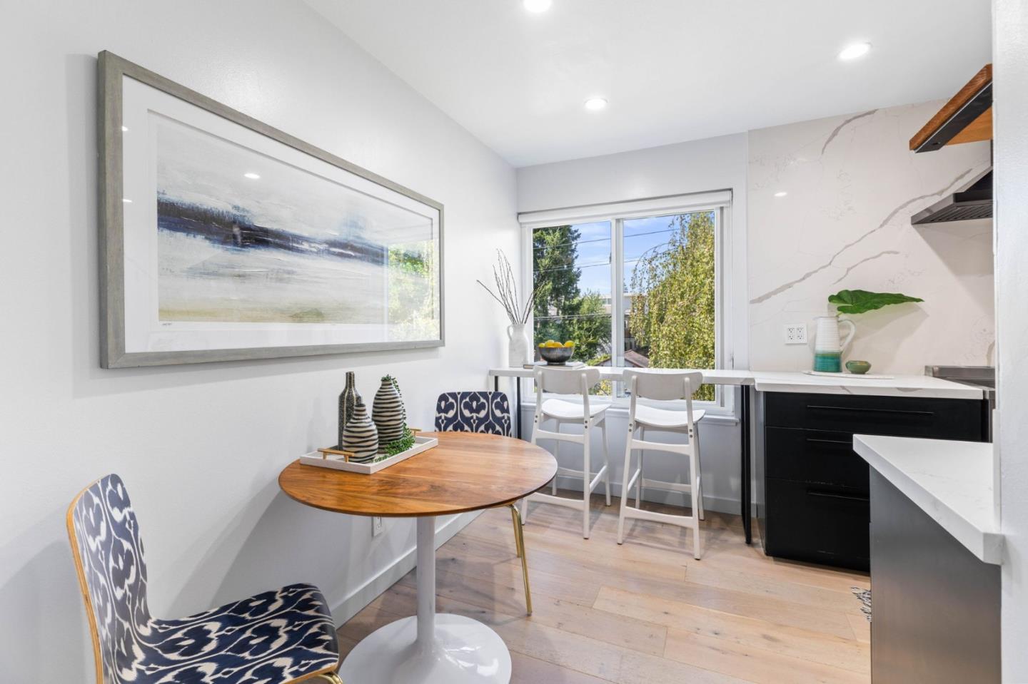 Detail Gallery Image 3 of 23 For 55 Claremont Ave #301,  Redwood City,  CA 94062 - 3 Beds | 2 Baths