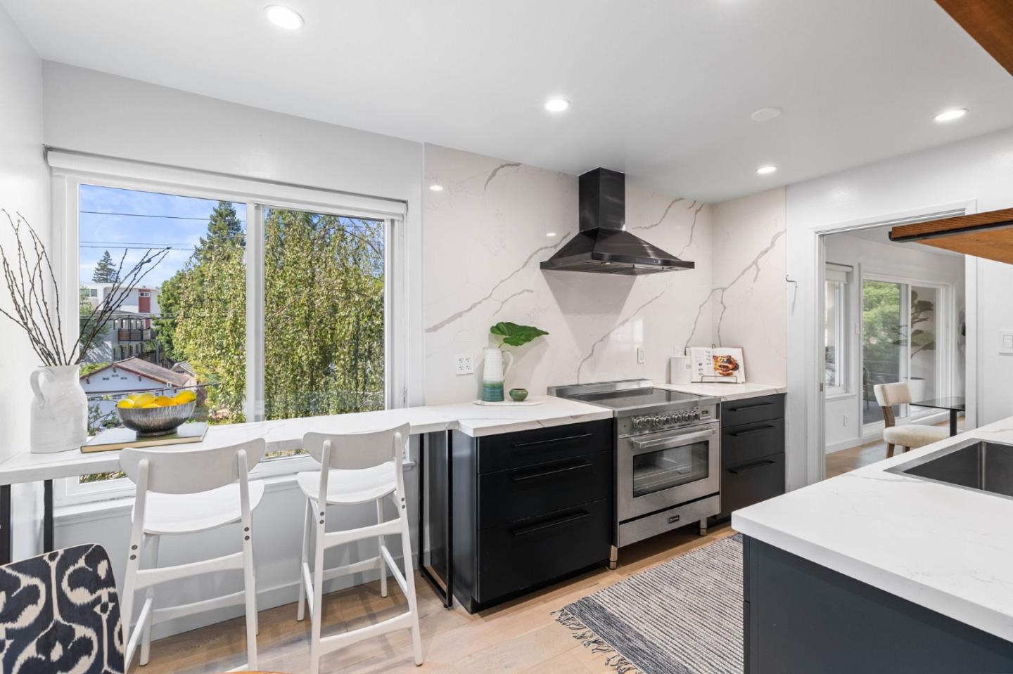 Detail Gallery Image 4 of 23 For 55 Claremont Ave #301,  Redwood City,  CA 94062 - 3 Beds | 2 Baths