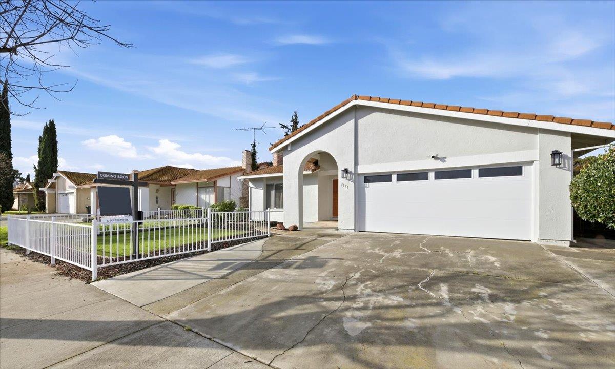 Detail Gallery Image 2 of 29 For 4975 Chiles Dr, San Jose,  CA 95136 - 4 Beds | 2 Baths