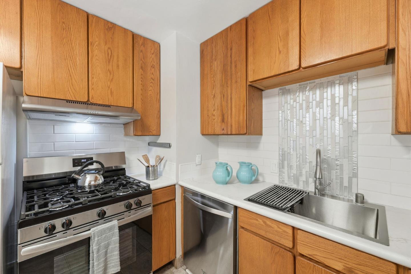 Detail Gallery Image 11 of 33 For 371 Orchard Ave, Sunnyvale,  CA 94085 - 3 Beds | 2 Baths