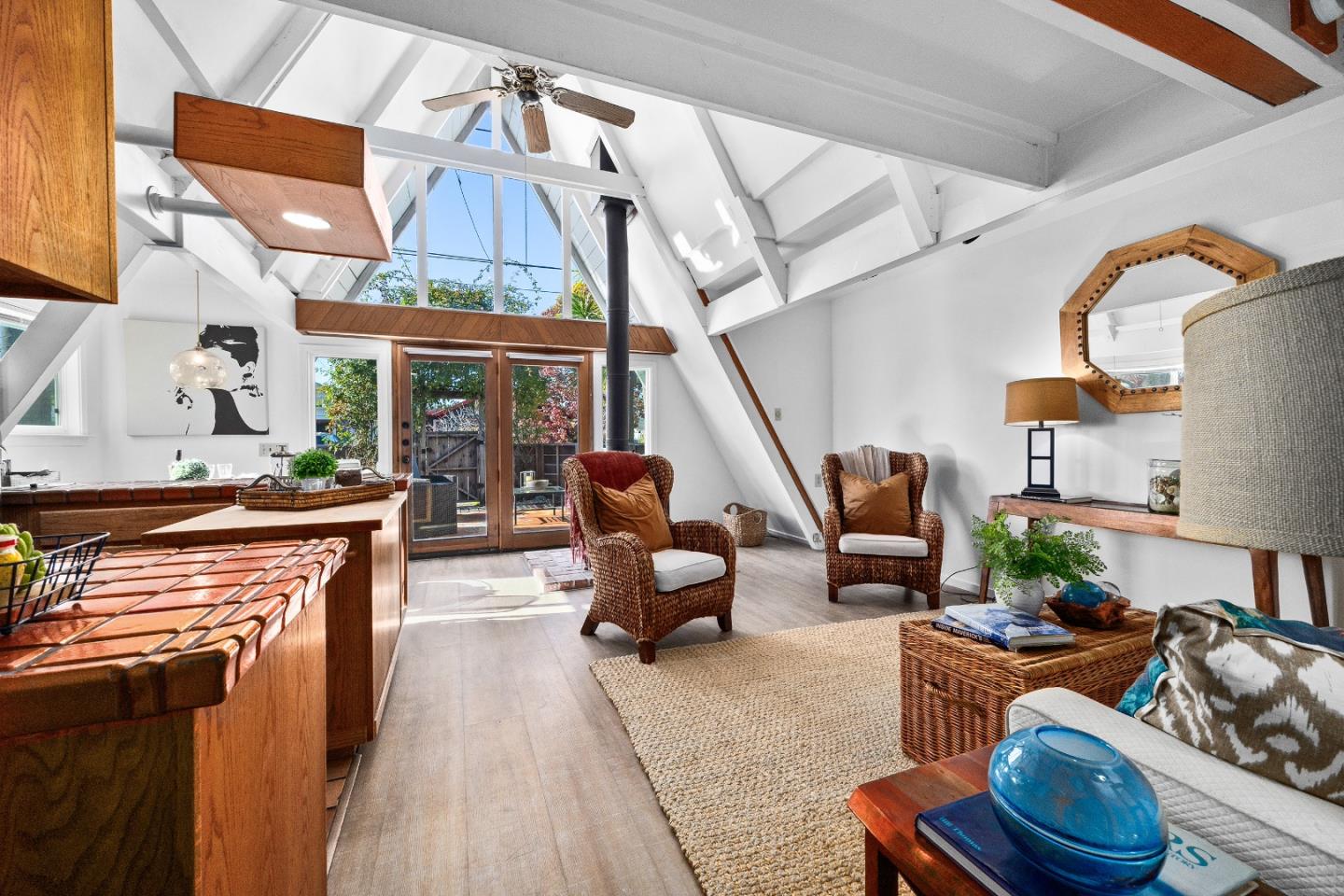 Detail Gallery Image 12 of 77 For 360 36th Ave, Santa Cruz,  CA 95062 - 8 Beds | 4 Baths