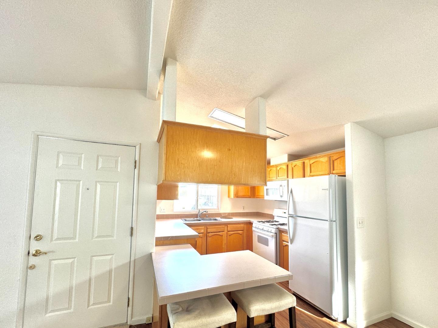 Detail Gallery Image 5 of 21 For 23 Sea Breeze Dr #23,  Half Moon Bay,  CA 94019 - 3 Beds | 2 Baths