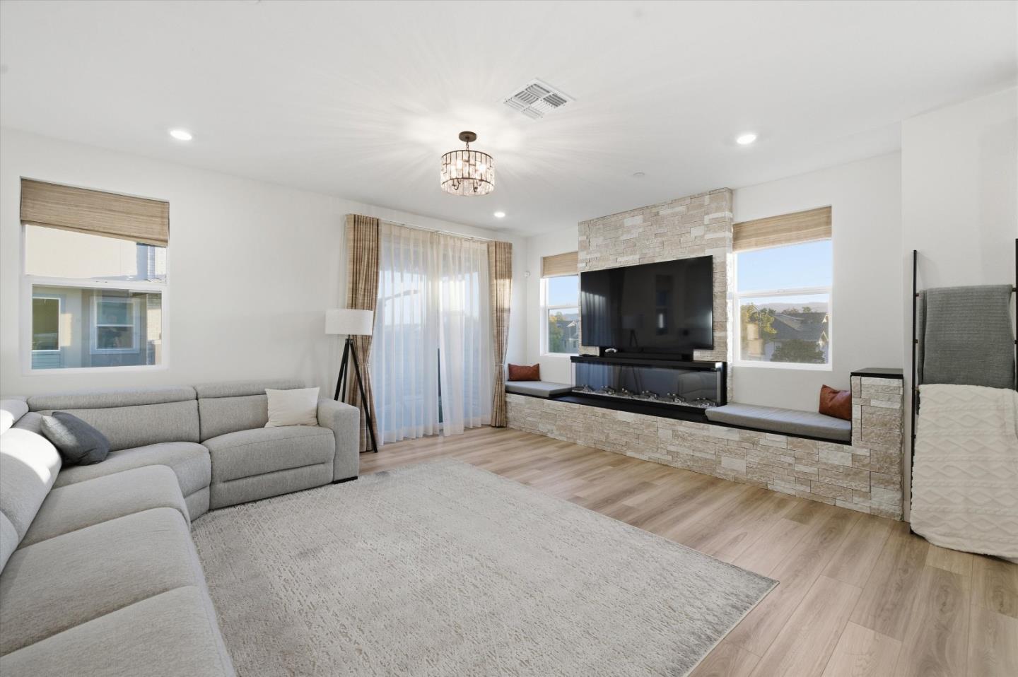 Detail Gallery Image 6 of 32 For 6382 Dove Ave, Dublin,  CA 94568 - 4 Beds | 3/1 Baths