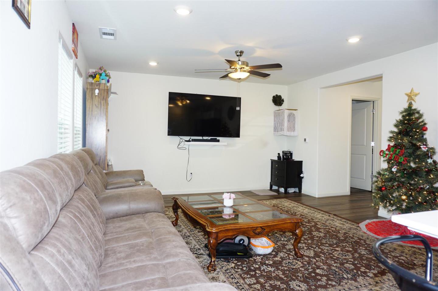 Detail Gallery Image 5 of 38 For 405 Greene Way, Los Banos,  CA 93635 - 3 Beds | 2/1 Baths