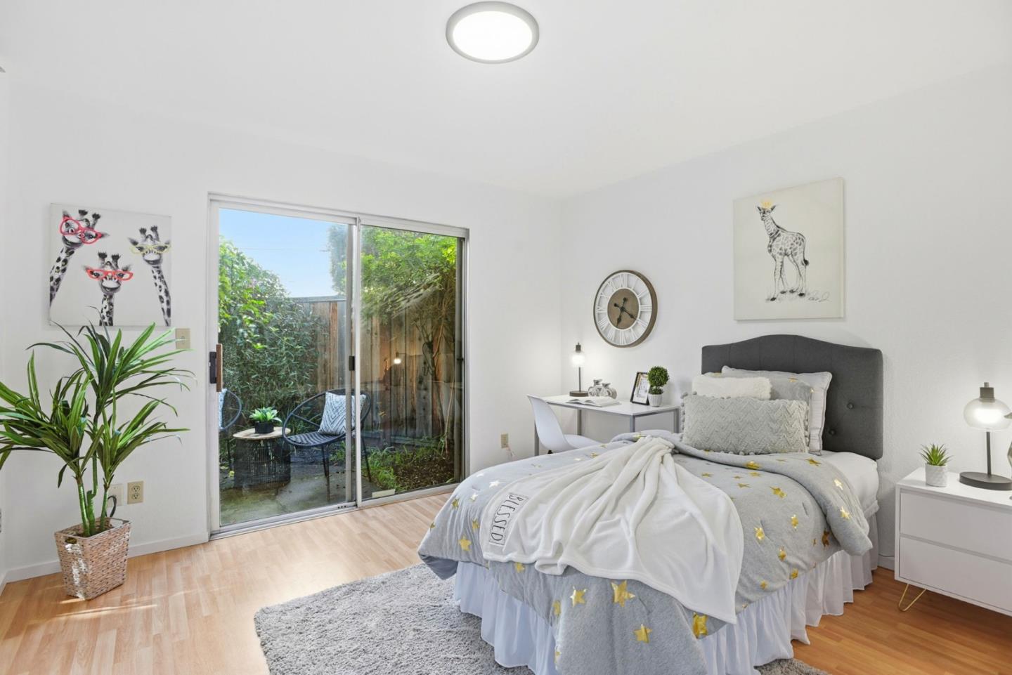 Detail Gallery Image 10 of 20 For 142 Mission Dr, East Palo Alto,  CA 94303 - 2 Beds | 2 Baths