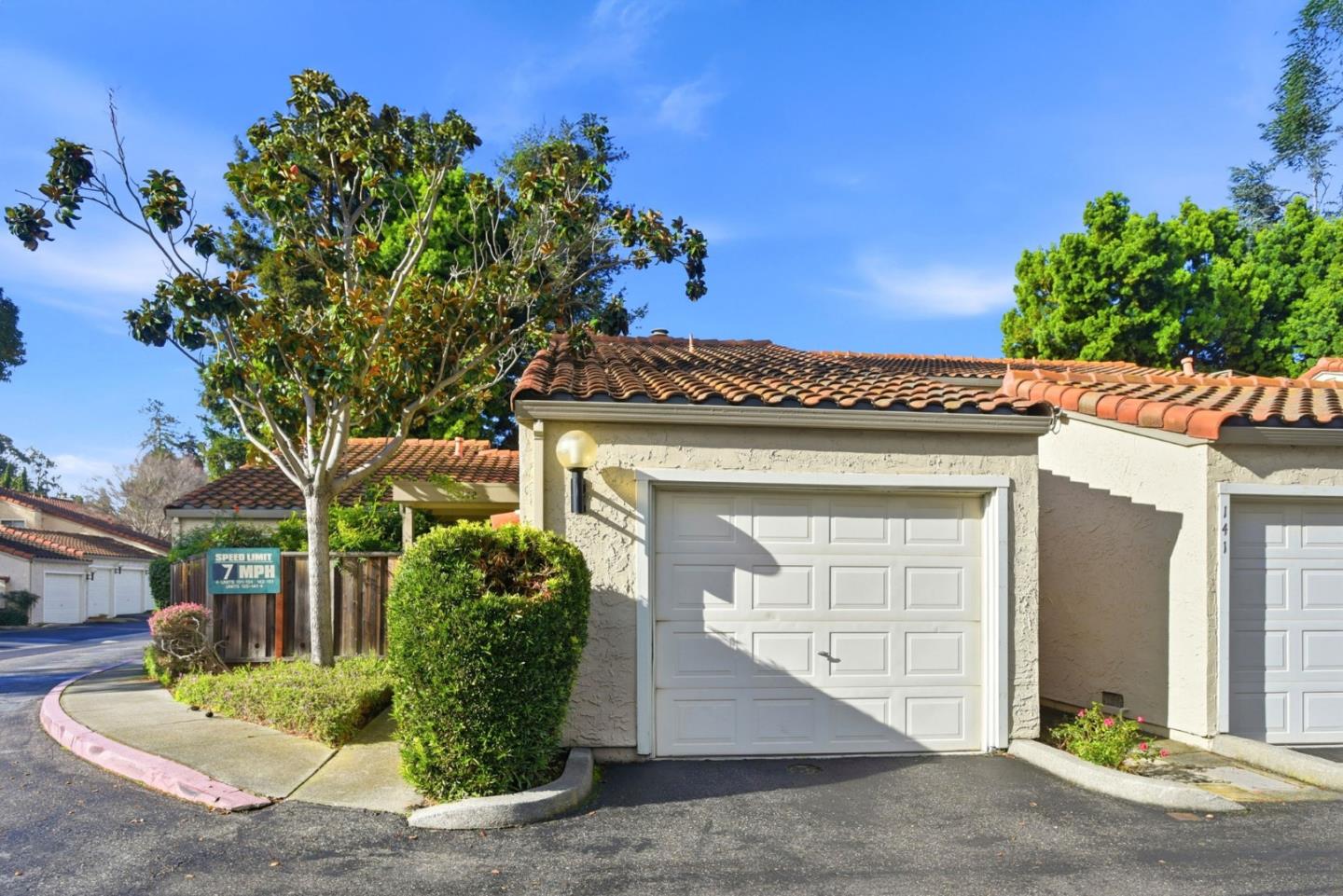 Detail Gallery Image 2 of 20 For 142 Mission Dr, East Palo Alto,  CA 94303 - 2 Beds | 2 Baths