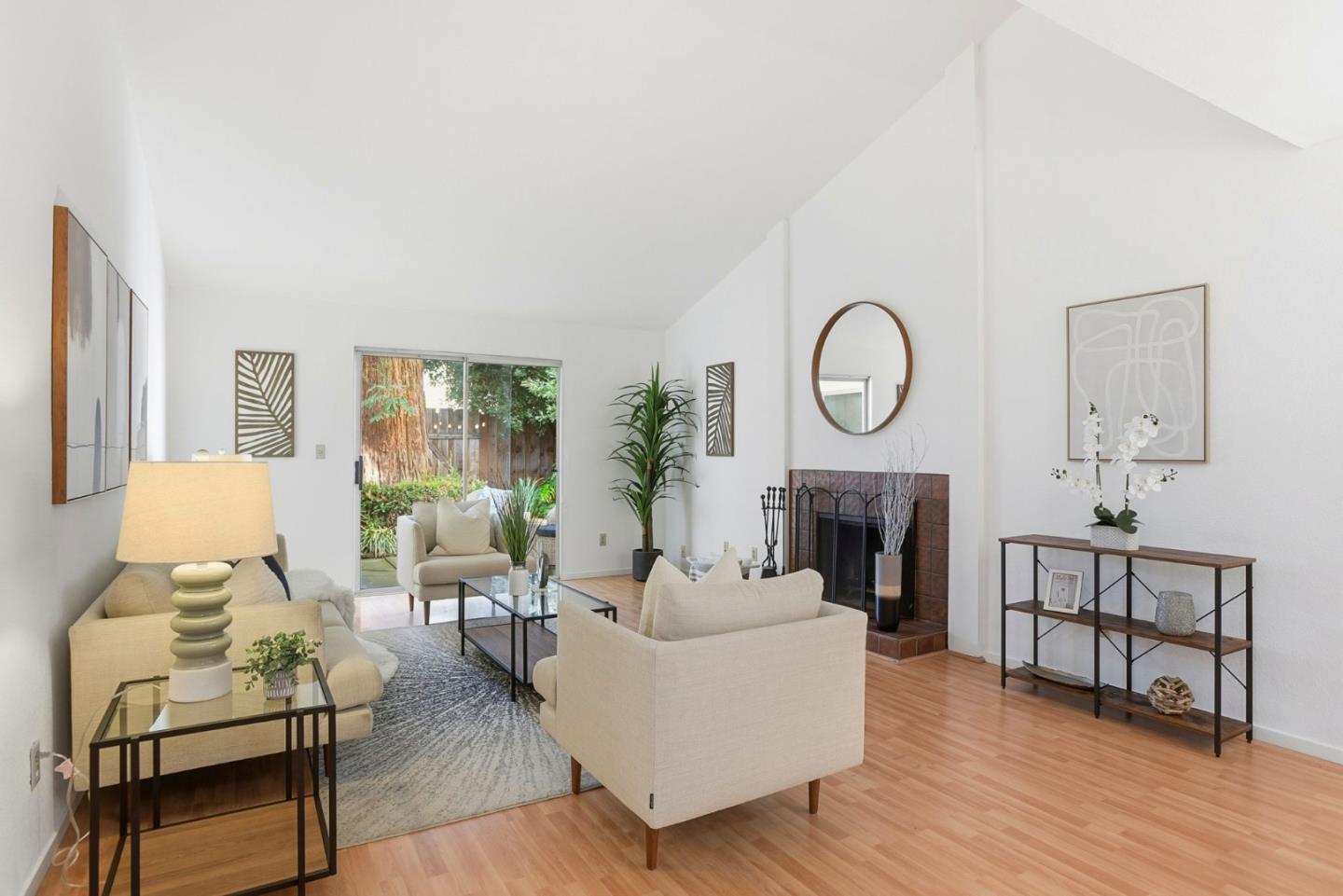 Detail Gallery Image 4 of 20 For 142 Mission Dr, East Palo Alto,  CA 94303 - 2 Beds | 2 Baths