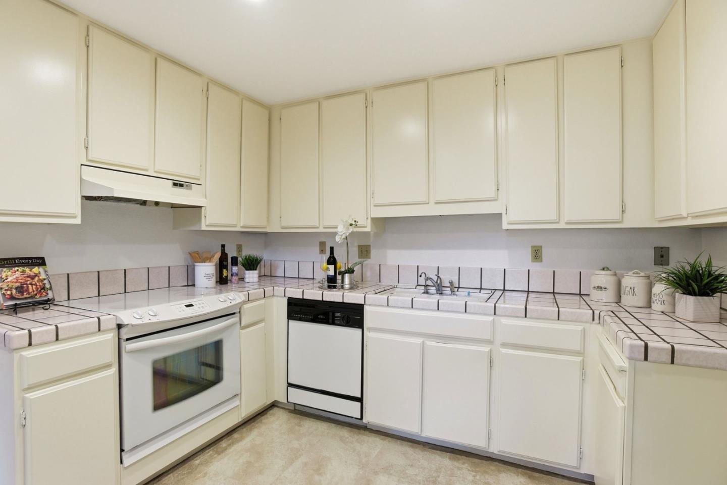 Detail Gallery Image 8 of 20 For 142 Mission Dr, East Palo Alto,  CA 94303 - 2 Beds | 2 Baths