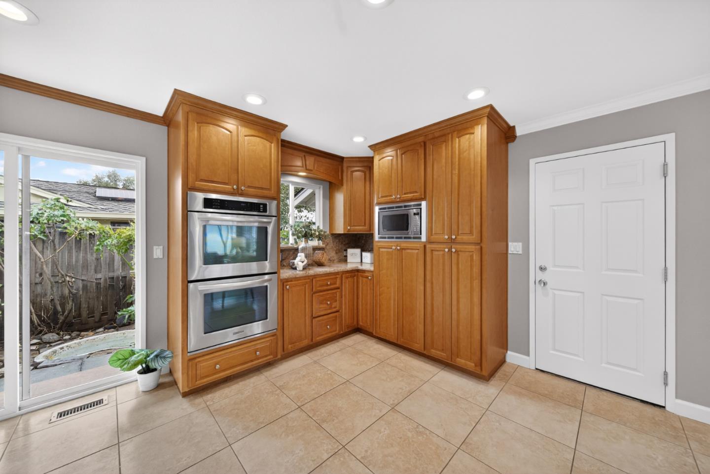 Detail Gallery Image 11 of 117 For 10155 Western Dr, Cupertino,  CA 95014 - 4 Beds | 3 Baths