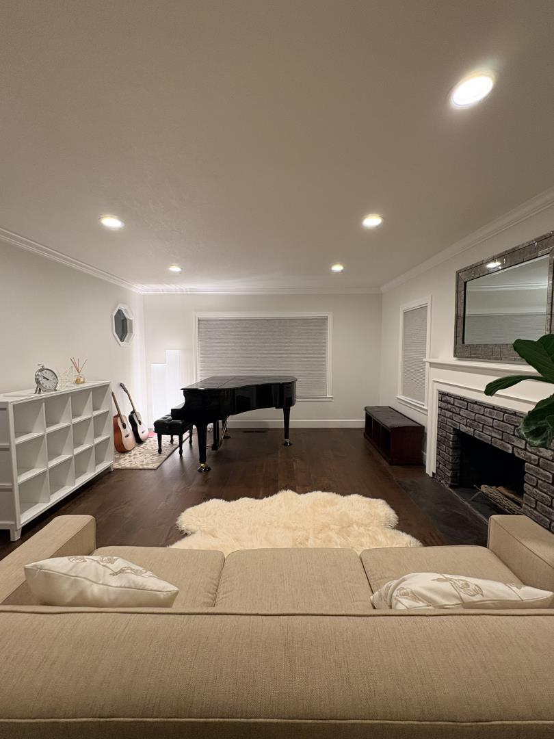 Detail Gallery Image 5 of 12 For 1204 Lubich Dr, Mountain View,  CA 94040 - 4 Beds | 2/1 Baths