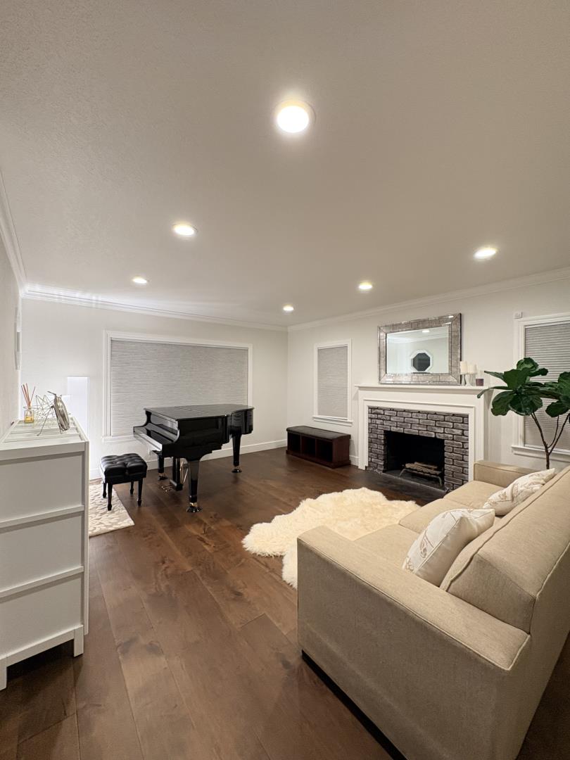 Detail Gallery Image 6 of 12 For 1204 Lubich Dr, Mountain View,  CA 94040 - 4 Beds | 2/1 Baths