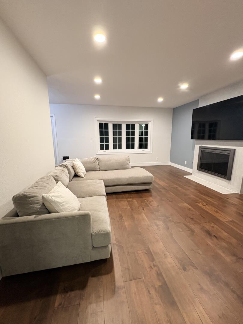 Detail Gallery Image 7 of 12 For 1204 Lubich Dr, Mountain View,  CA 94040 - 4 Beds | 2/1 Baths