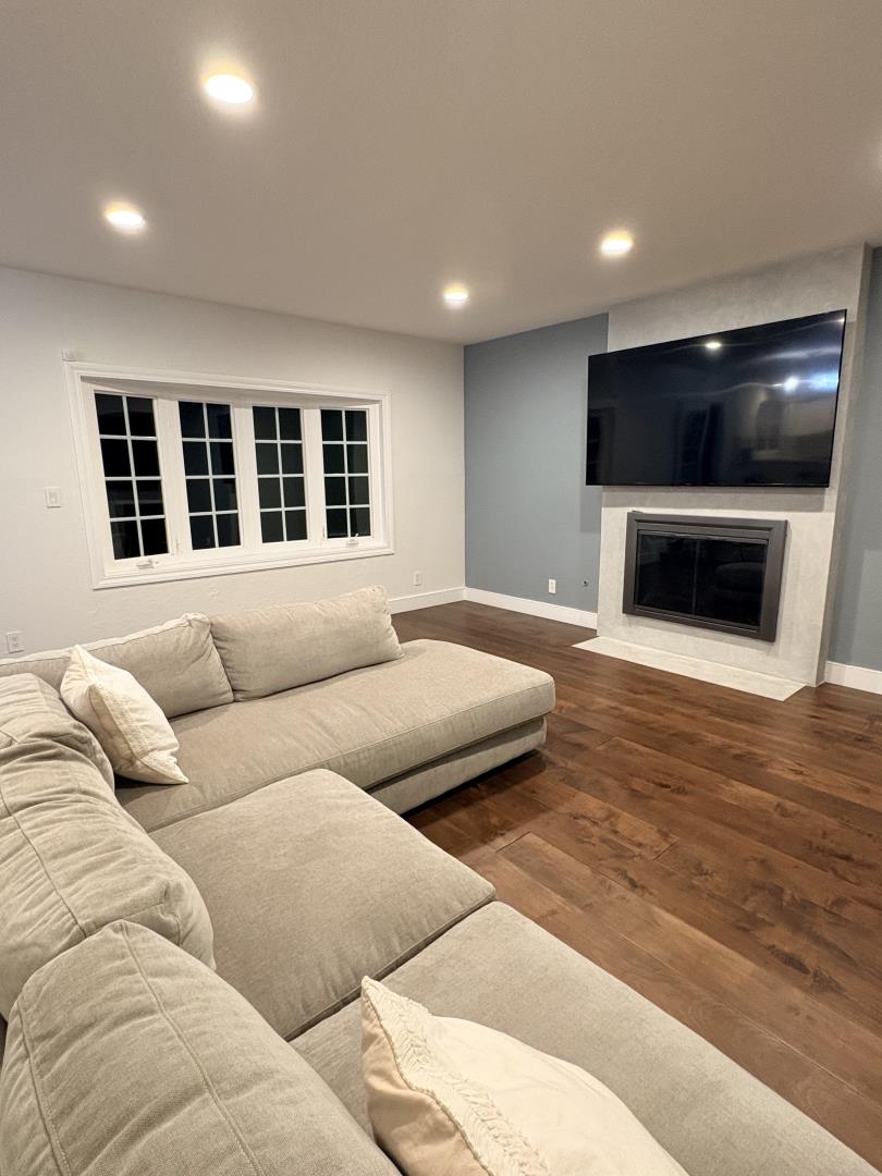 Detail Gallery Image 8 of 12 For 1204 Lubich Dr, Mountain View,  CA 94040 - 4 Beds | 2/1 Baths