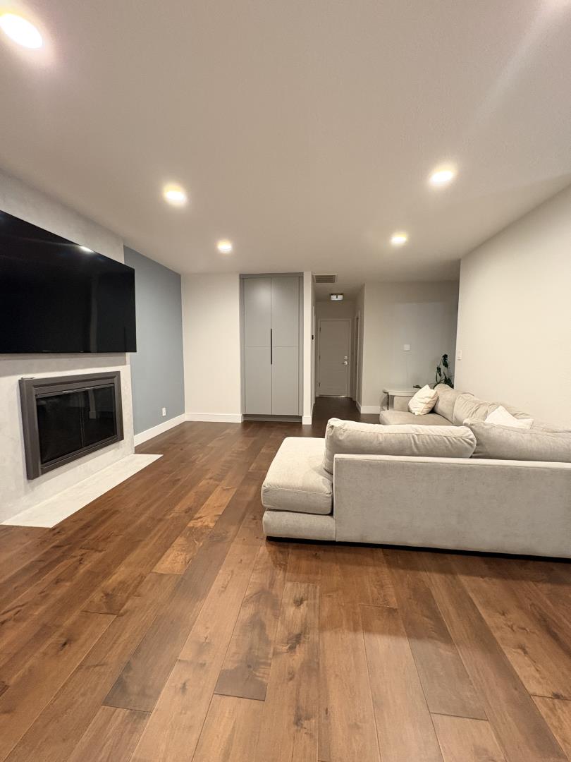 Detail Gallery Image 9 of 12 For 1204 Lubich Dr, Mountain View,  CA 94040 - 4 Beds | 2/1 Baths