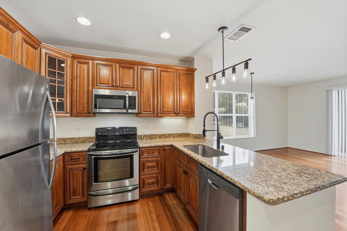 Detail Gallery Image 3 of 12 For 1445 Fruitdale Ave #101,  San Jose,  CA 95128 - 1 Beds | 1 Baths