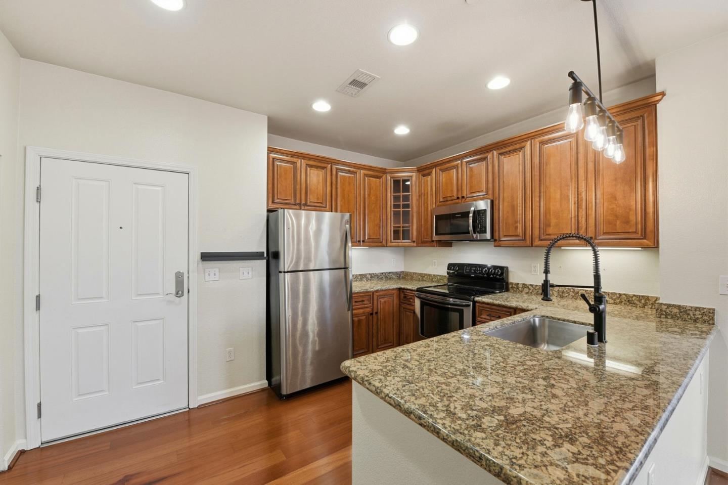 Detail Gallery Image 4 of 12 For 1445 Fruitdale Ave #101,  San Jose,  CA 95128 - 1 Beds | 1 Baths