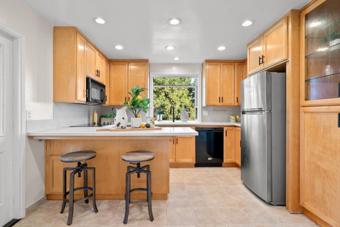 Detail Gallery Image 10 of 39 For 135 Belmont St, Santa Cruz,  CA 95060 - 4 Beds | 2 Baths