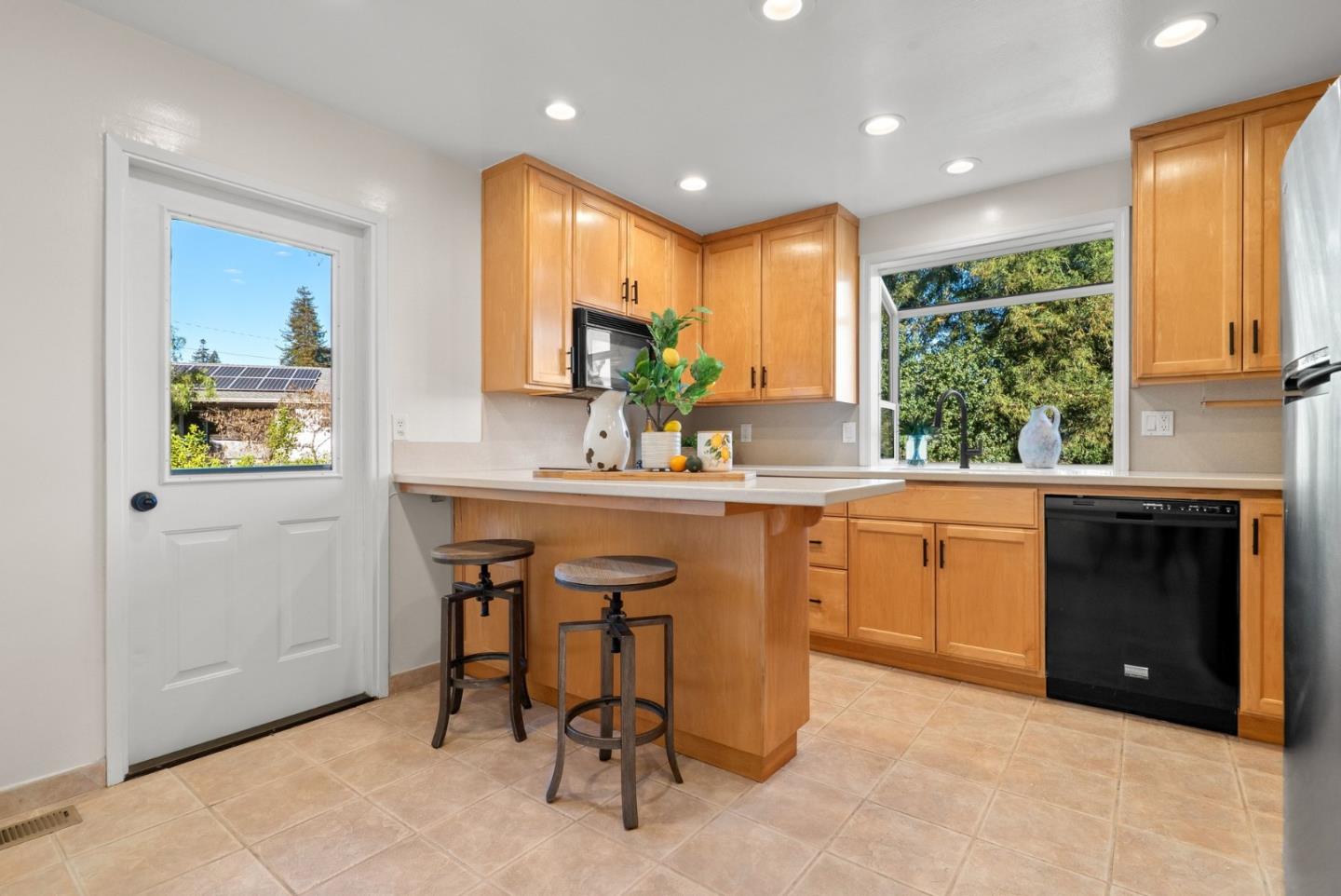 Detail Gallery Image 11 of 39 For 135 Belmont St, Santa Cruz,  CA 95060 - 4 Beds | 2 Baths
