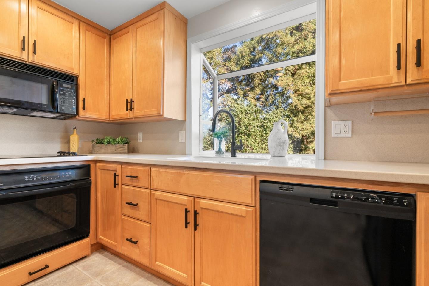 Detail Gallery Image 9 of 39 For 135 Belmont St, Santa Cruz,  CA 95060 - 4 Beds | 2 Baths