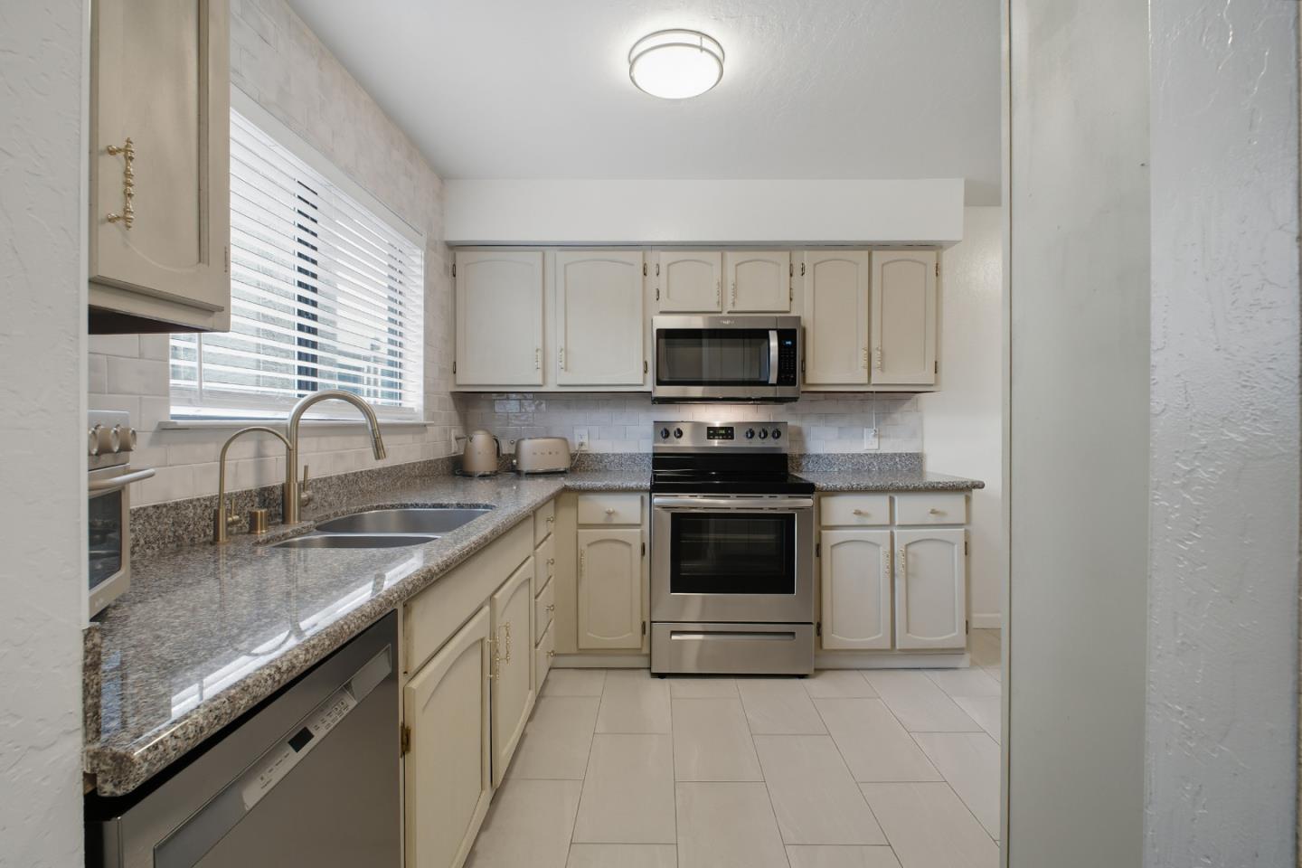 Detail Gallery Image 3 of 40 For 1321 Fruitdale Ave, San Jose,  CA 95126 - 3 Beds | 2/1 Baths