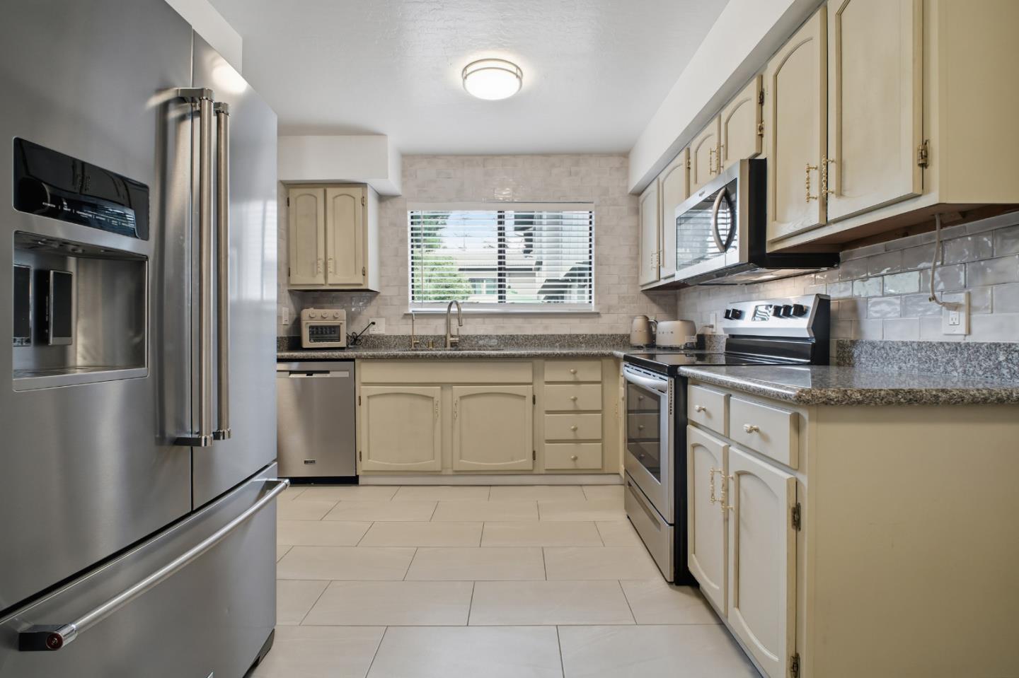 Detail Gallery Image 4 of 40 For 1321 Fruitdale Ave, San Jose,  CA 95126 - 3 Beds | 2/1 Baths