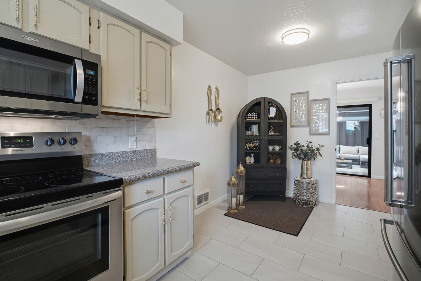 Detail Gallery Image 6 of 40 For 1321 Fruitdale Ave, San Jose,  CA 95126 - 3 Beds | 2/1 Baths