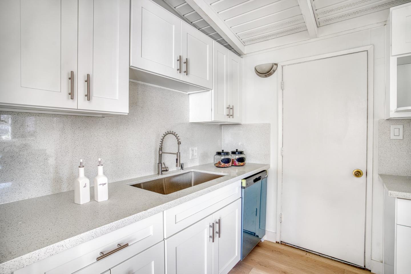 Detail Gallery Image 12 of 27 For 128 Grace Ave, East Palo Alto,  CA 94303 - 3 Beds | 1/1 Baths