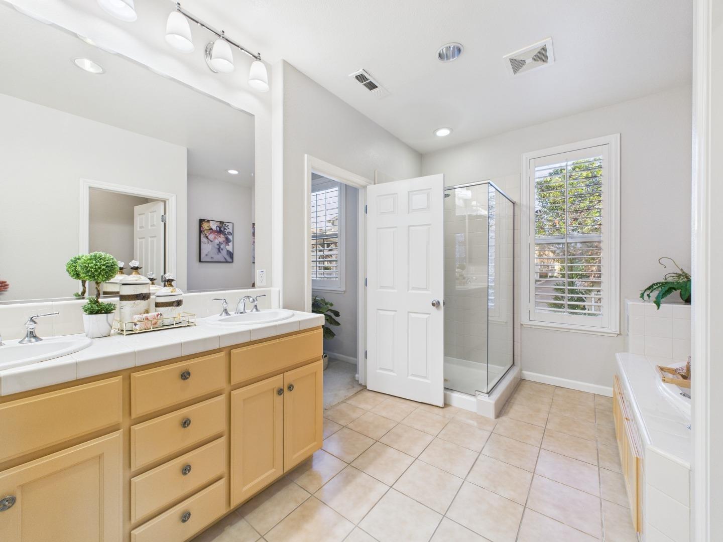 Detail Gallery Image 13 of 18 For 294 Meadow Pine Pl, San Jose,  CA 95125 - 4 Beds | 3 Baths