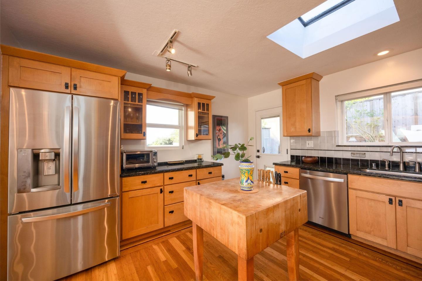 Detail Gallery Image 8 of 24 For 381 11th St, Montara,  CA 94037 - 2 Beds | 1 Baths