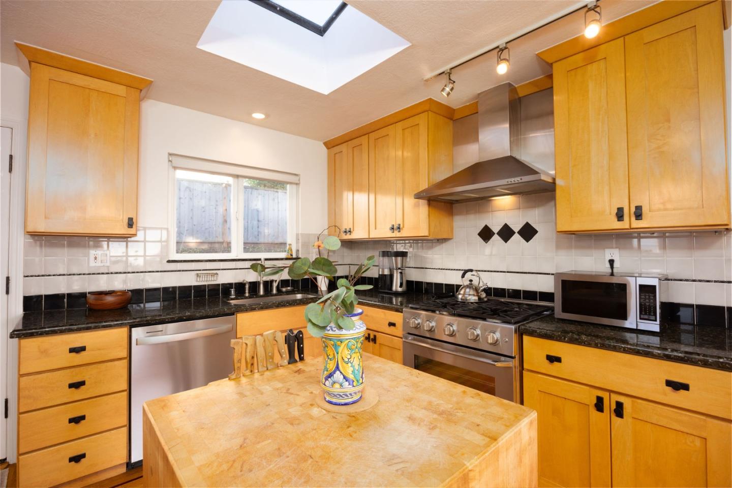 Detail Gallery Image 9 of 24 For 381 11th St, Montara,  CA 94037 - 2 Beds | 1 Baths