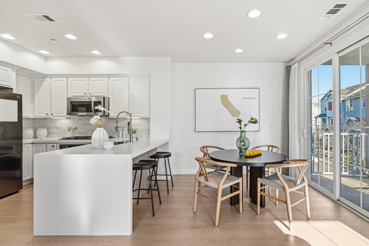 Detail Gallery Image 10 of 36 For 465 Bedford Loop, Mountain View,  CA 94043 - 2 Beds | 2/1 Baths