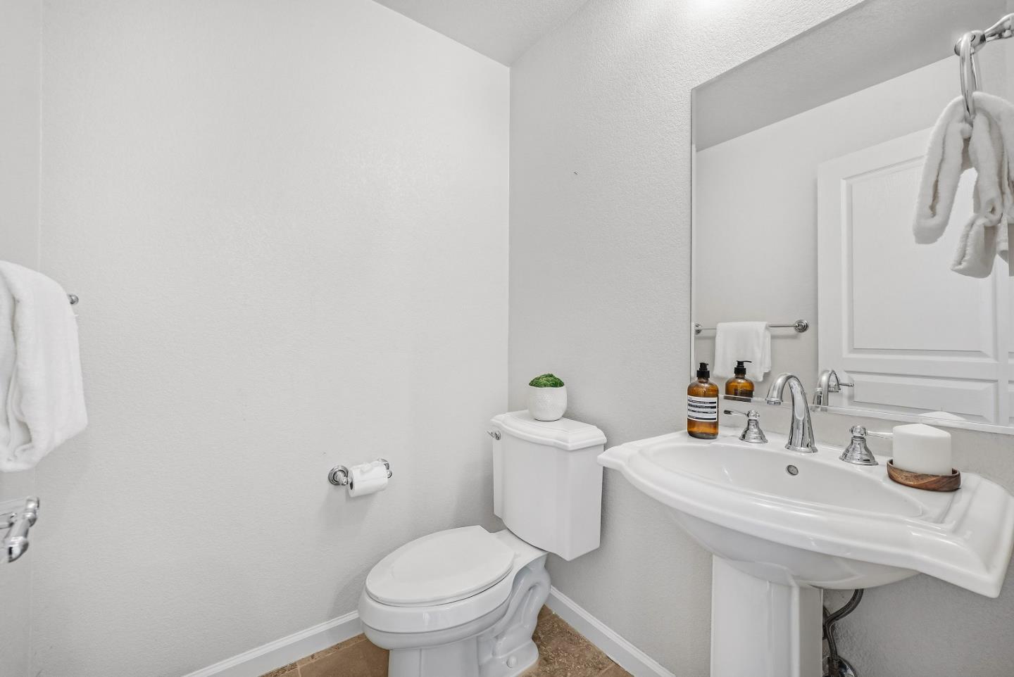 Detail Gallery Image 5 of 36 For 465 Bedford Loop, Mountain View,  CA 94043 - 2 Beds | 2/1 Baths