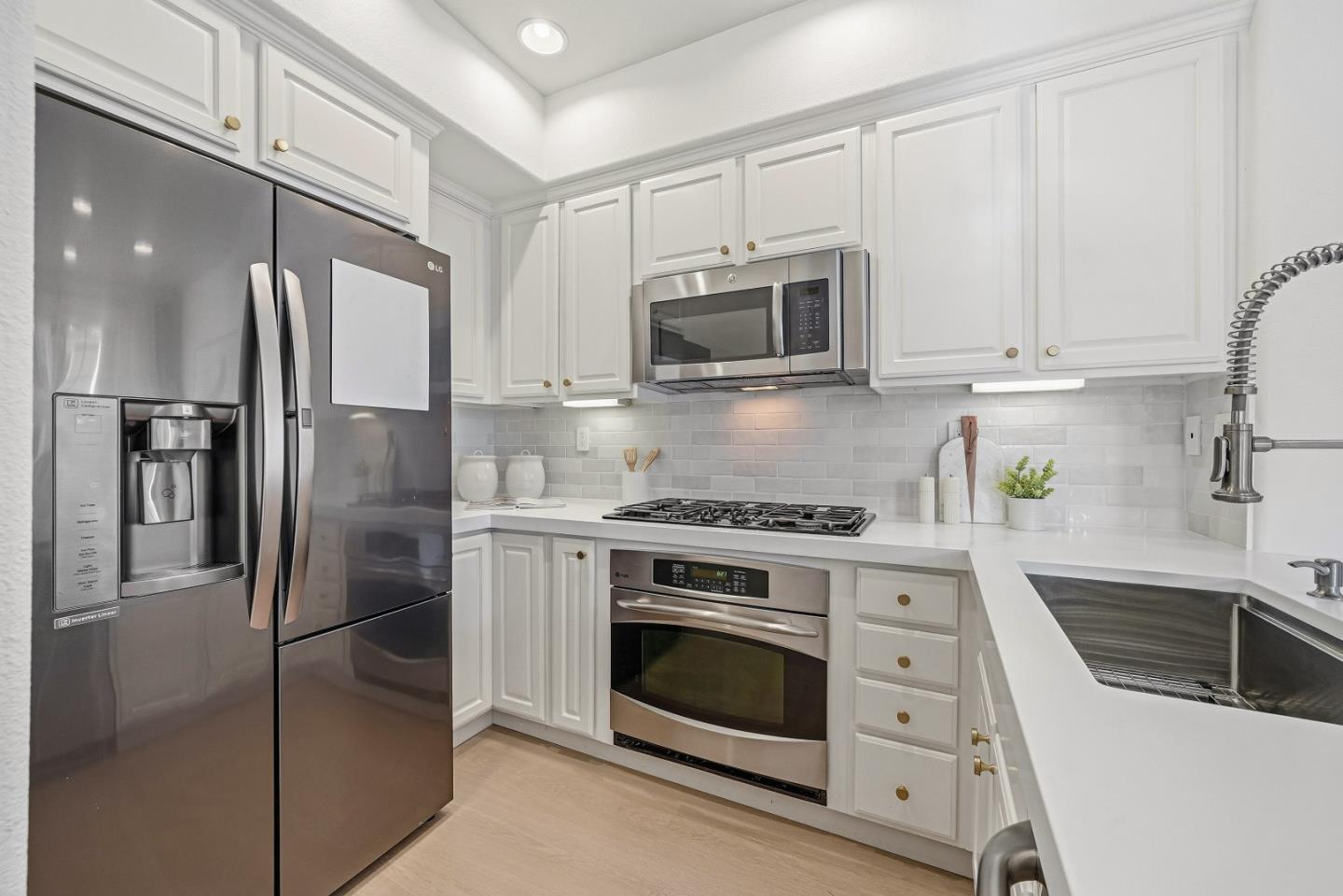 Detail Gallery Image 8 of 36 For 465 Bedford Loop, Mountain View,  CA 94043 - 2 Beds | 2/1 Baths