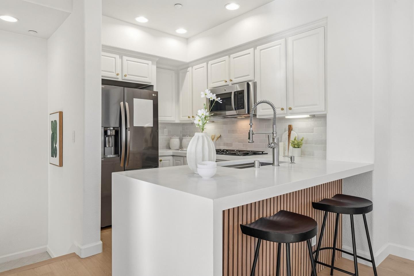 Detail Gallery Image 9 of 36 For 465 Bedford Loop, Mountain View,  CA 94043 - 2 Beds | 2/1 Baths