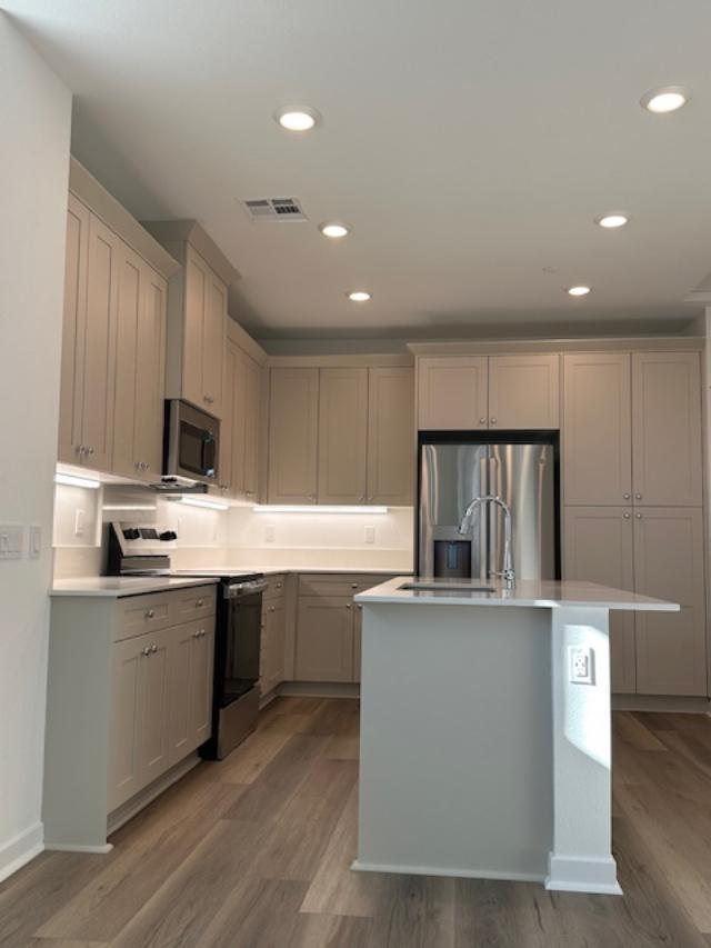 Detail Gallery Image 3 of 31 For 9423 N Sepulveda Blvd #5,  North Hills,  CA 91343 - 2 Beds | 2 Baths