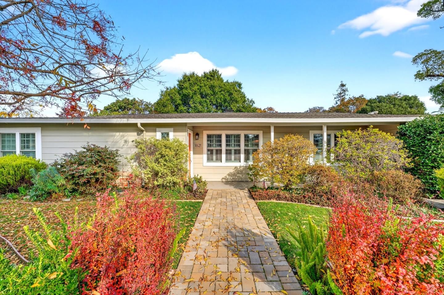 Detail Gallery Image 5 of 50 For 1621 Elm St, San Carlos,  CA 94070 - 3 Beds | 2/1 Baths