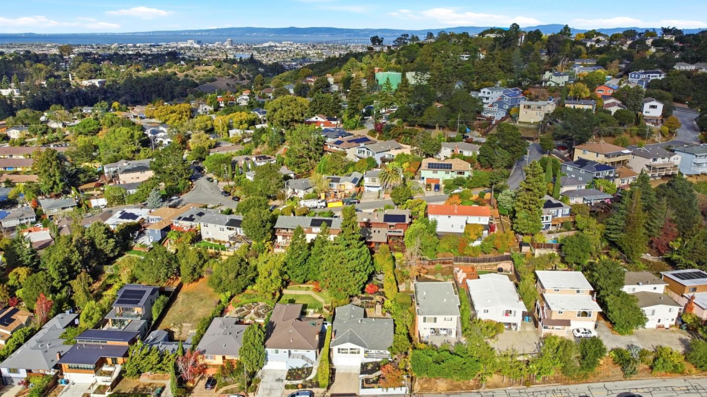 Detail Gallery Image 52 of 59 For 574 Wellington Dr, San Carlos,  CA 94070 - 3 Beds | 2 Baths