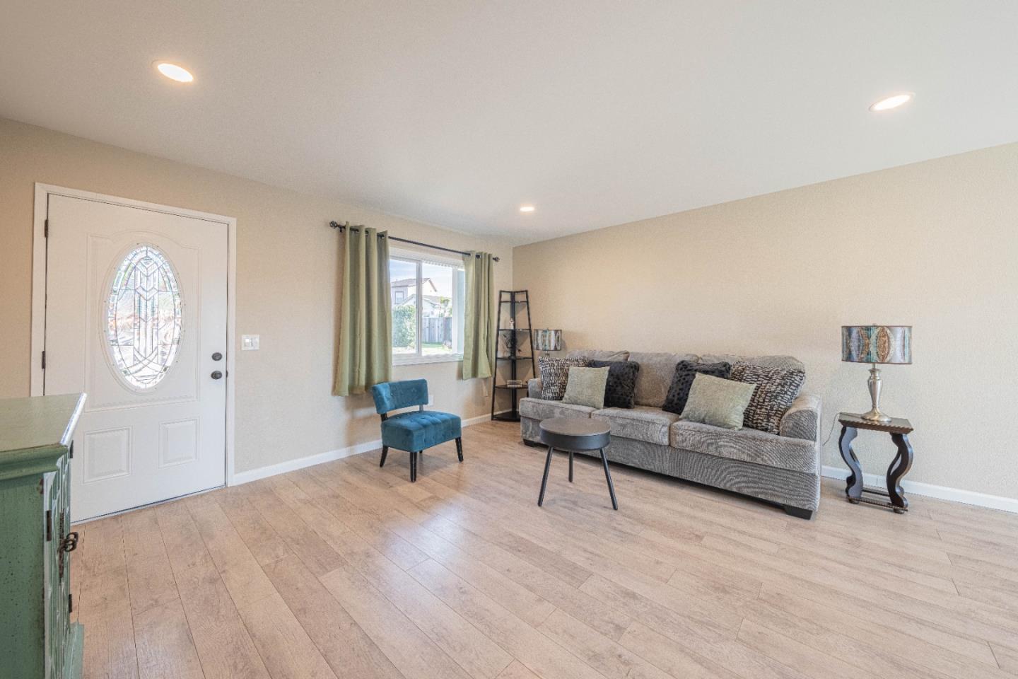 Detail Gallery Image 4 of 33 For 3256 Vista Del Camino Cir, Marina,  CA 93933 - 3 Beds | 1 Baths