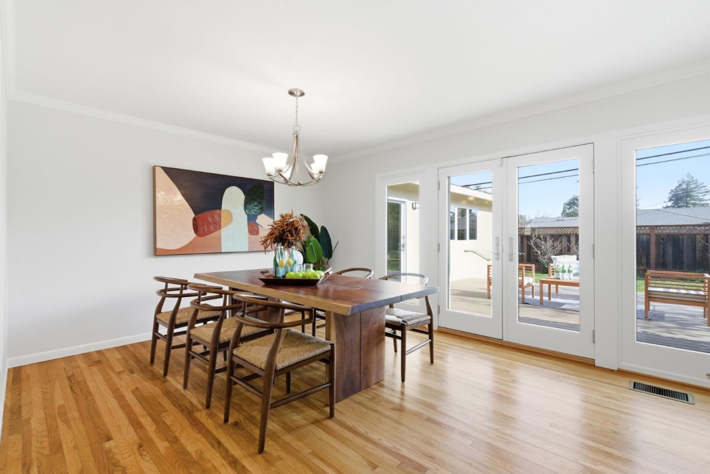 Detail Gallery Image 11 of 38 For 1747 Walnut Dr, Mountain View,  CA 94040 - 4 Beds | 3 Baths