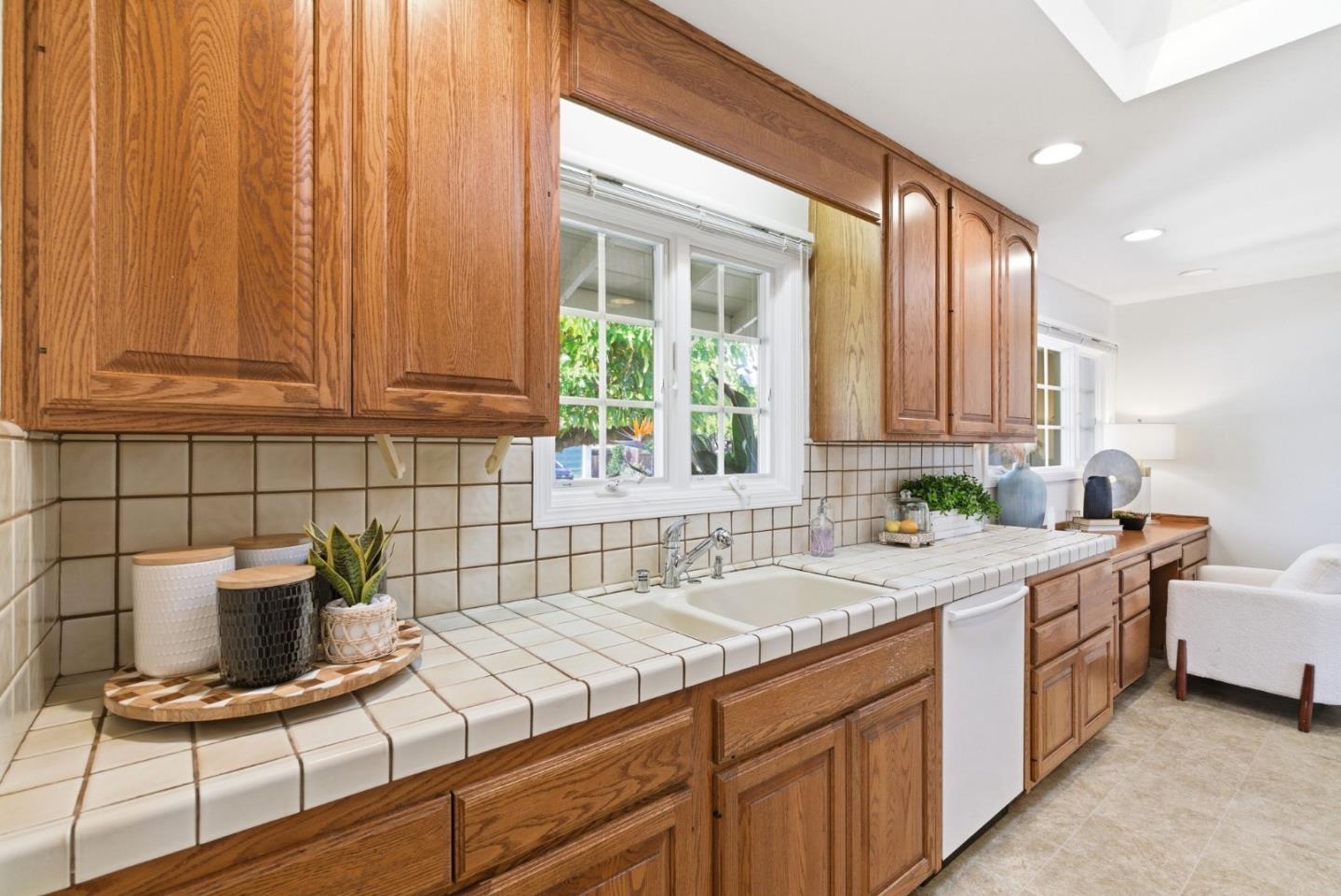 Detail Gallery Image 16 of 38 For 1747 Walnut Dr, Mountain View,  CA 94040 - 4 Beds | 3 Baths