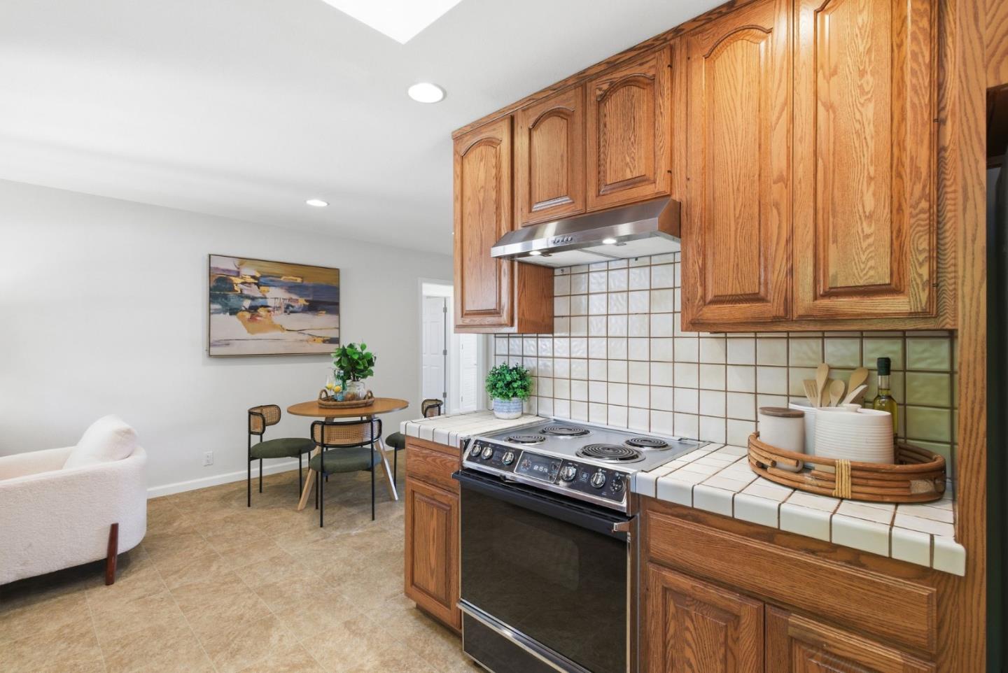 Detail Gallery Image 17 of 38 For 1747 Walnut Dr, Mountain View,  CA 94040 - 4 Beds | 3 Baths