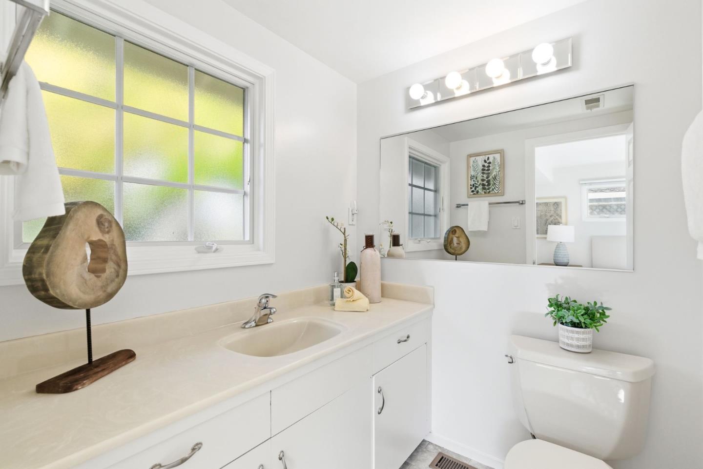 Detail Gallery Image 25 of 38 For 1747 Walnut Dr, Mountain View,  CA 94040 - 4 Beds | 3 Baths