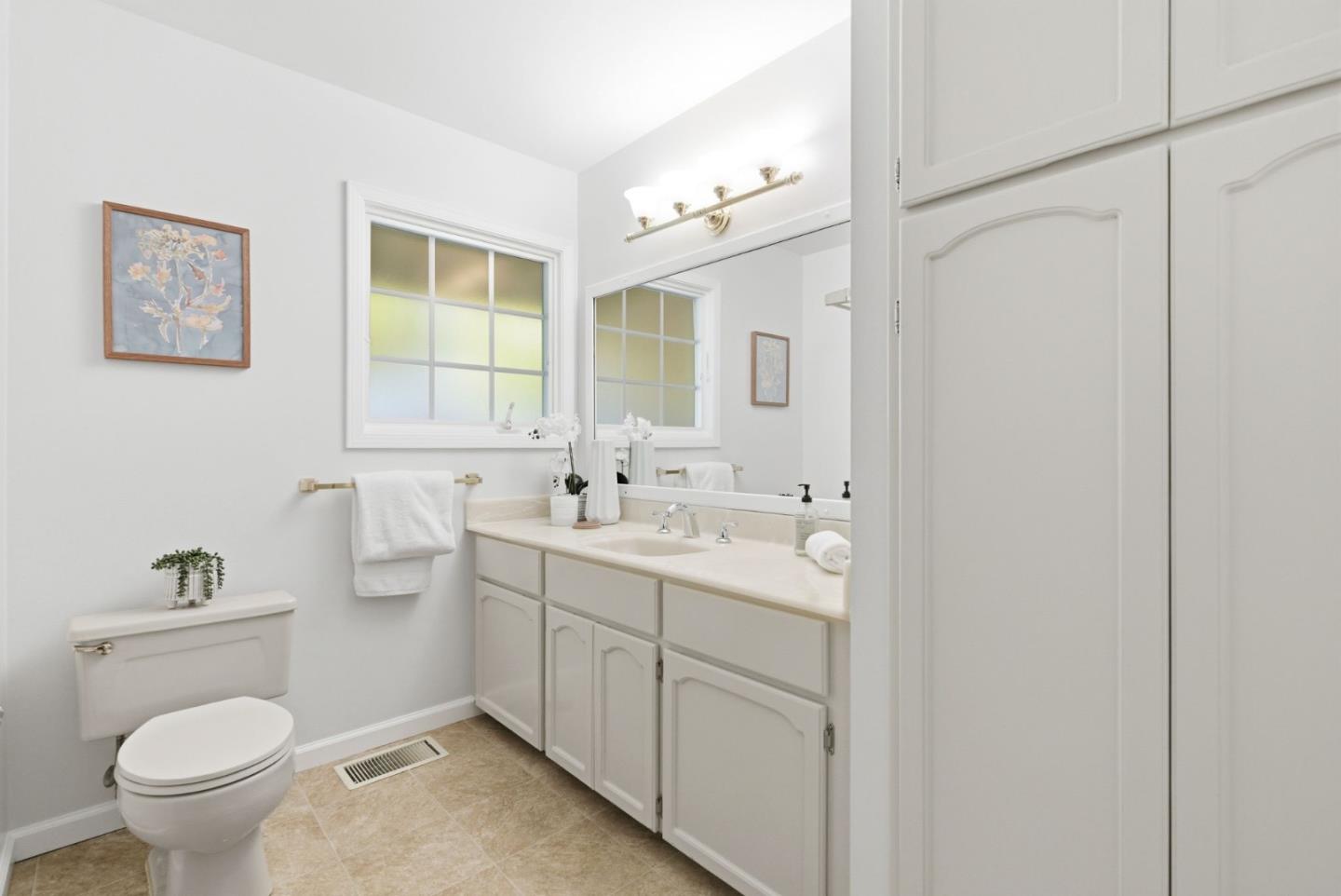 Detail Gallery Image 28 of 38 For 1747 Walnut Dr, Mountain View,  CA 94040 - 4 Beds | 3 Baths