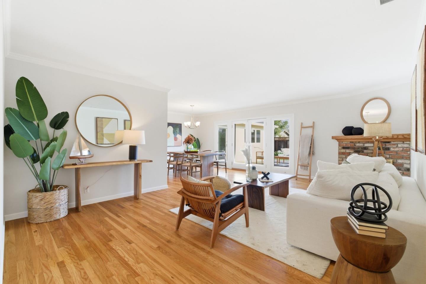 Detail Gallery Image 7 of 38 For 1747 Walnut Dr, Mountain View,  CA 94040 - 4 Beds | 3 Baths