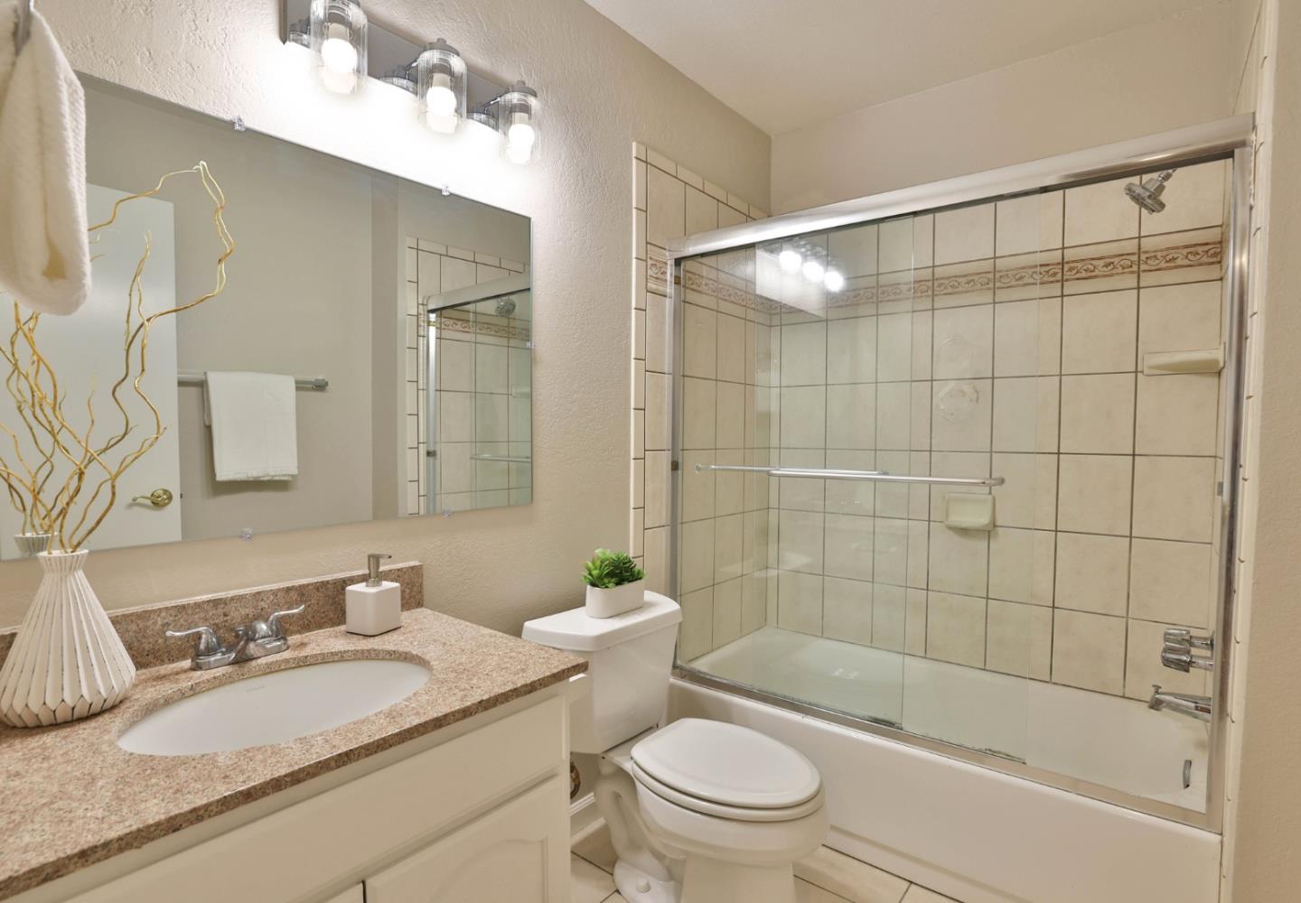 Detail Gallery Image 8 of 22 For 92 Rancho Dr #B,  San Jose,  CA 95111 - 2 Beds | 2 Baths