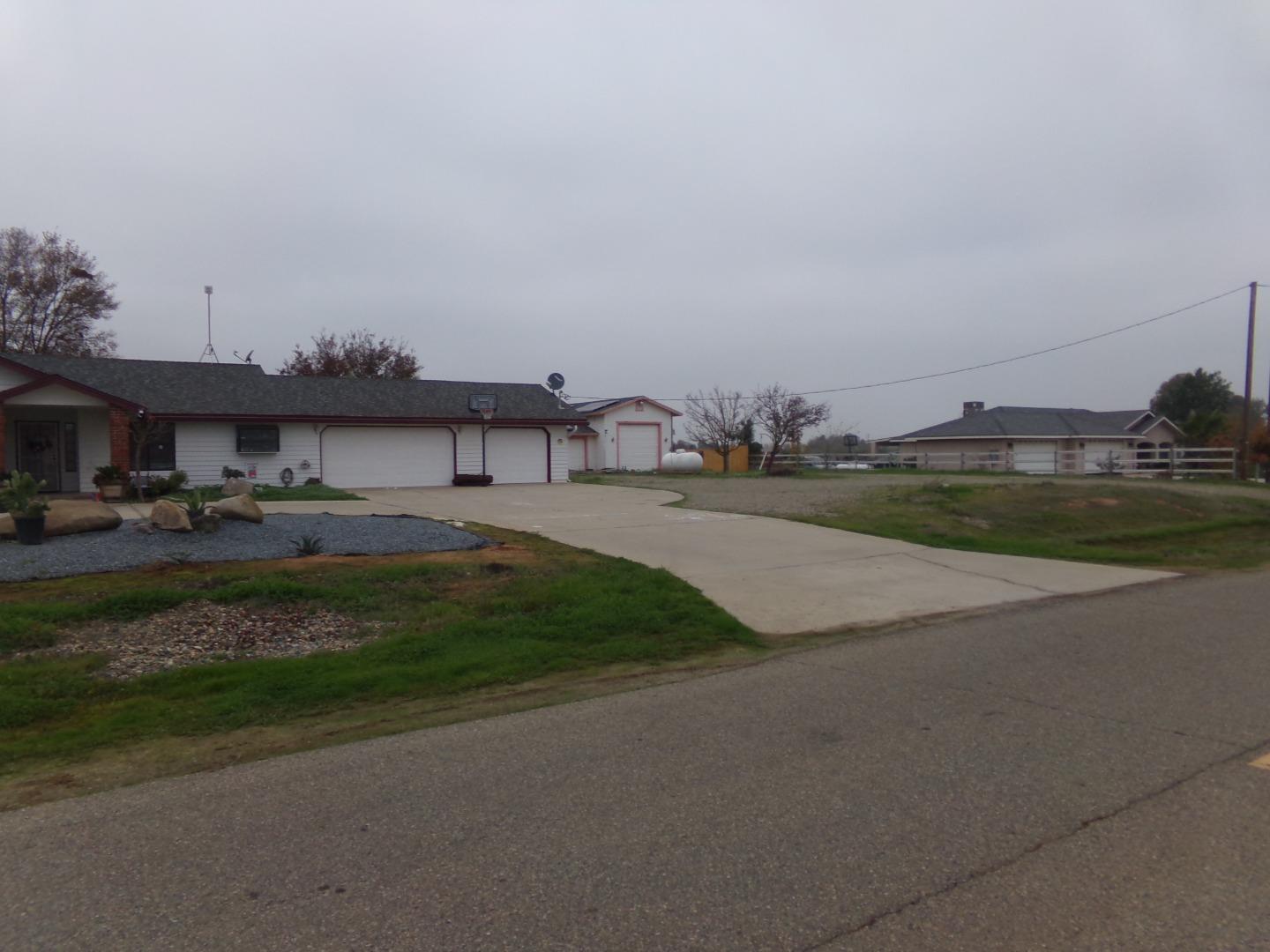 Detail Gallery Image 3 of 48 For 19650 Road 31, Madera,  CA 93638 - 3 Beds | 2 Baths