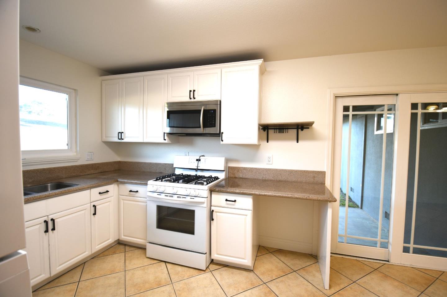 Detail Gallery Image 10 of 24 For 522 E Alvin Dr, Salinas,  CA 93906 - 3 Beds | 2 Baths