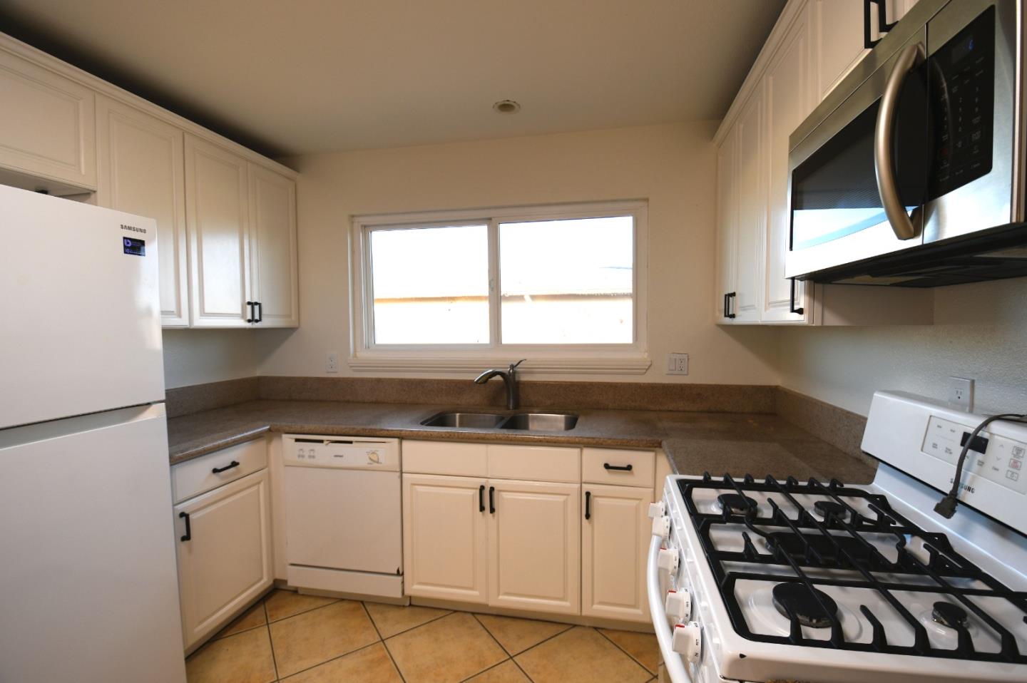 Detail Gallery Image 11 of 24 For 522 E Alvin Dr, Salinas,  CA 93906 - 3 Beds | 2 Baths
