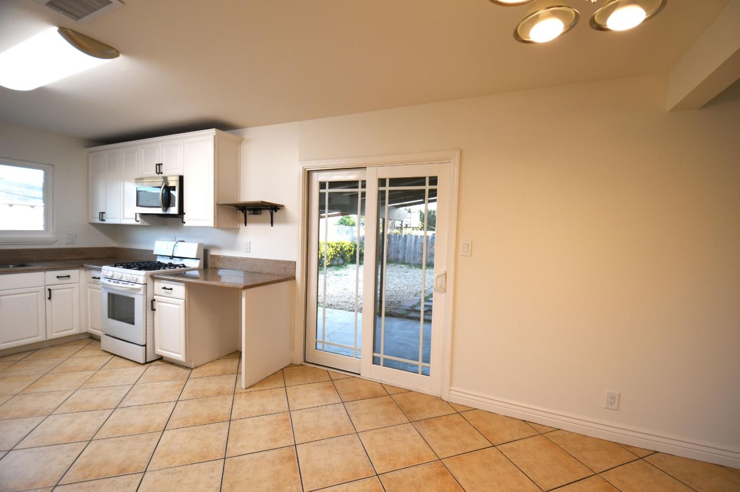 Detail Gallery Image 13 of 24 For 522 E Alvin Dr, Salinas,  CA 93906 - 3 Beds | 2 Baths