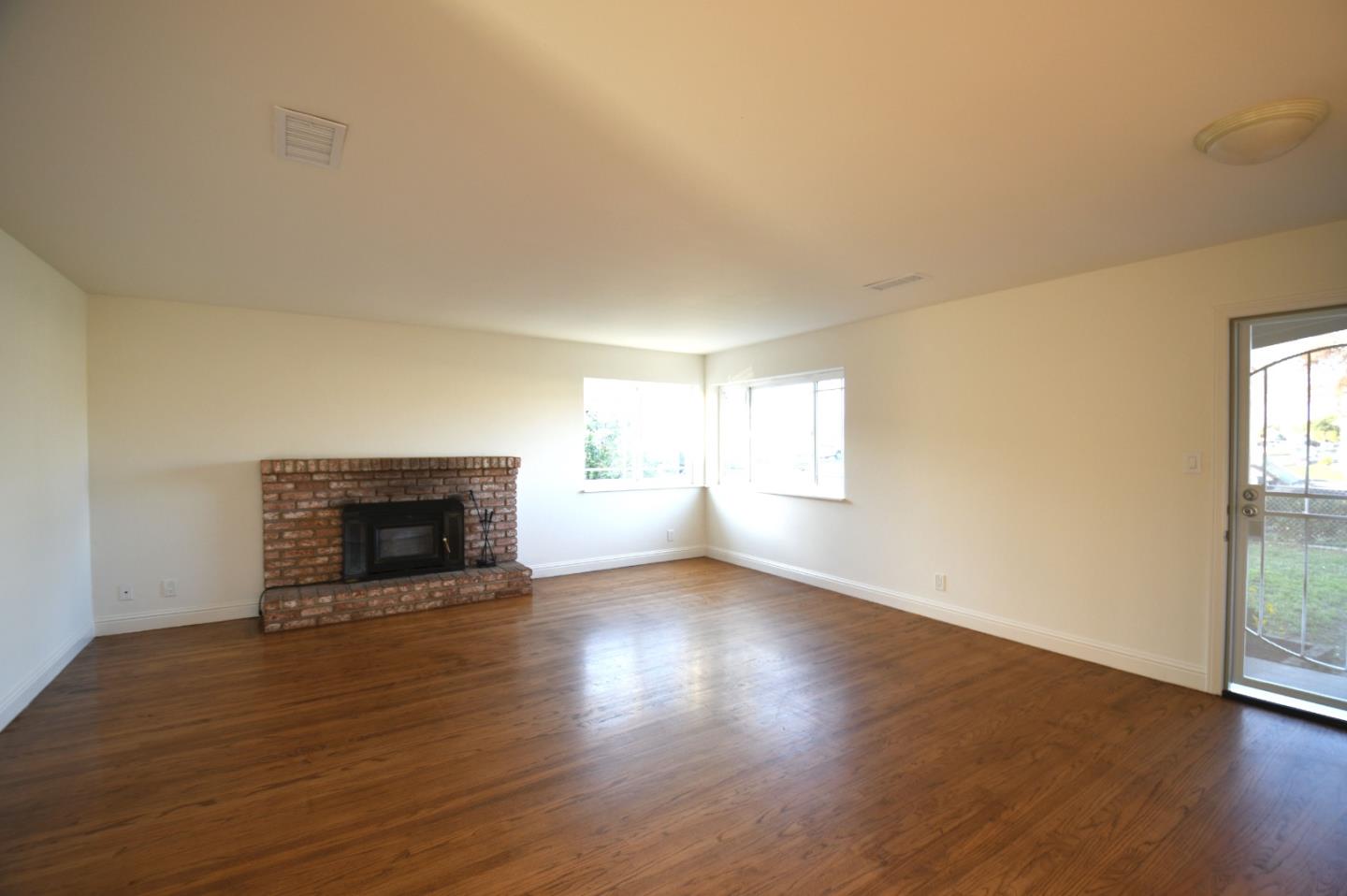 Detail Gallery Image 4 of 24 For 522 E Alvin Dr, Salinas,  CA 93906 - 3 Beds | 2 Baths